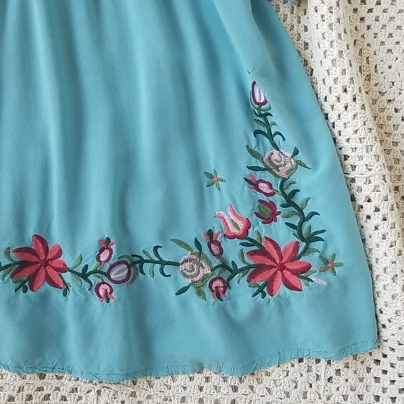 🌺 Embroidered Tunic Top - Picture 3 of 7